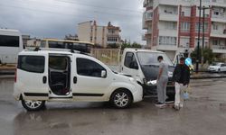 Kamyonet ile hafif ticari araç çarpıştı