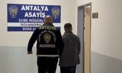 Antalya'da dolandırıcı suçüstü yakalandı
