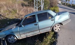 Serik'te otomobil şarampole düştü