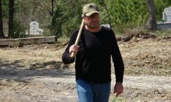 Dokuz kez ölümden döndü, mezarını kazmaya başladı