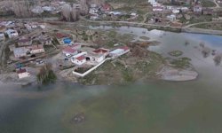 Evler gölün ortasında kaldı