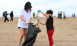 Kumköy Sahili'nde temizlik