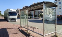 Kepez’de otobüs durağına saldırı