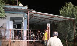 Kepez'de evin deposu yandı