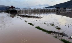 Elmalı'da dereler taştı, tarım alanları su altında kaldı