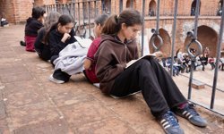 800 öğrenci aynı anda kitap okudu