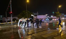 Otomobil kazada yan yattı