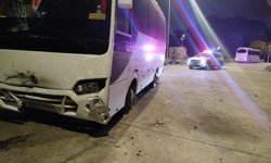 Midibüs ile çarpışan motosikletli yaralandı