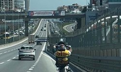 Motosikletin tehlikeli yolculuğu kamerada