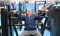 'Süper dede' gençlere taş çıkartıyor