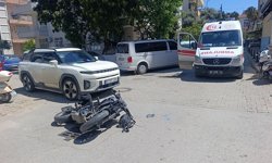 Manavgat'ta motosiklet otomobile çarptı