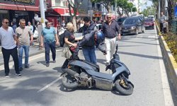 Motosiklet sürücüsü metrelerce sürüklendi