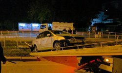 Alkollü sürücü tramvay durağına daldı