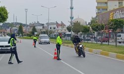 Manavgat'ta aracını polisin üstüne sürdü