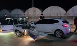 Otomobiller kafa kafaya çarpıştı: 1 ölü