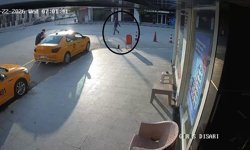 Önüne geleni satırla yaraladı, o anlar kameraya yansıdı