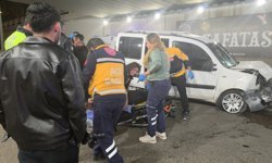 Muratpaşa'da araç bariyerlere çarptı: 3 yaralı