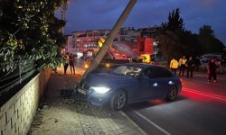 Manavgat'ta otomobil aydınlatma direğine çarptı
