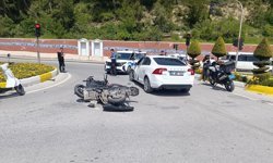 Kavşakta kaza: 2 yaralı