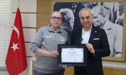 Başkandan bayrak hassasiyetine plaket