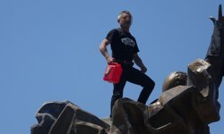 Atatürk heykelinin üstünde benzinli eylem