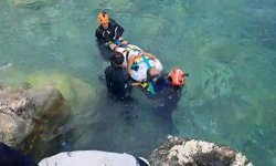 Yürüyüş yaparken kayalıklardan düştü