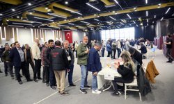 BAİB'de yönetim turkuaz, delegeler kırmızı