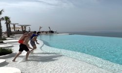 Jason Statham’dan sonsuzluk havuzunda poz