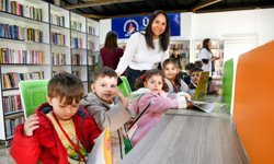 Minik okurlar kütüphanede