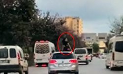 Seyir halindeki aracın üzerinde dans etti