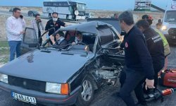 Araçta sıkışan karı kocayı itfaiye kurtardı