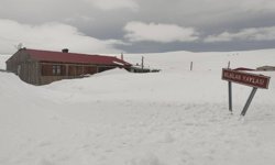 Evler kara gömüldü