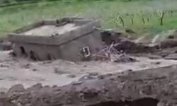 Sel suları evi yuttu