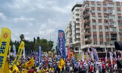 İşçiler meydanlarda ne mesajlar verdi?