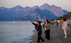 Antalya günün ilk ışıklarıyla Konyaaltı Sahili'ne akın etti