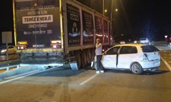 Otomobil bariyere çarptı: 2 yaralı