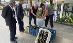 Tonlarca patlıcan ücretsiz dağıtıldı