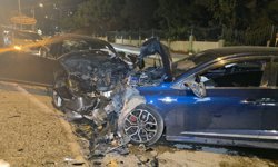 Muratpaşa'da otomobiller kafa kafaya çarpıştı
