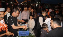 Muhtar 1 ton salatalık dağıttı