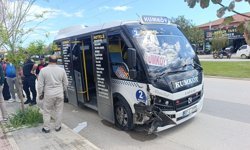 Antalya'da minibüs 4 araca çarptı