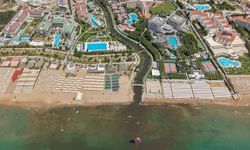 Deniz kahverengiye büründü, turistler sahili boşalttı