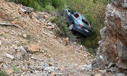 Manavgat'ta otomobil şarampole uçtu