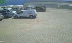 Otomobillerin kafa kafaya çarpıştığı kaza kamerada