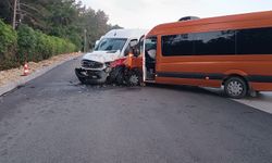Tur minibüsü kaza yaptı: 13 yaralı
