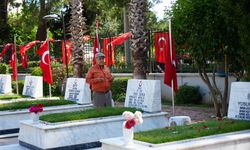 Şehitlikte duygu dolu anlar