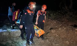 Kemer'de mahsur kalan kadın kurtarıldı