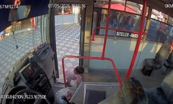 Emekleyerek otobüse bindi