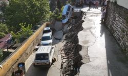 Çöken yol 5 aracı yuttu