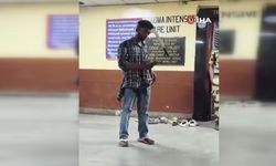 Başına pala saplanan genç telefon kullanmaya devam etti