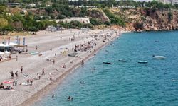Konyaaltı Sahili’nde tatilci yoğunluğu
